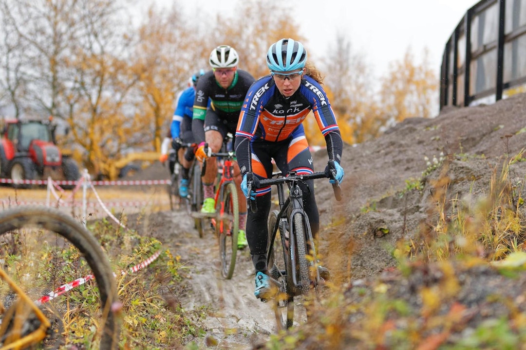 LEDER AN: For Elisabeth Sveum som vant dameklassen var Bjerkekross en sjanse til å måle krefter med gutta, siden hele feltet startet samlet. Foto: Ola Morken Bjerkekross 2019 ble en tung og våt affære Foto: Ola Morken