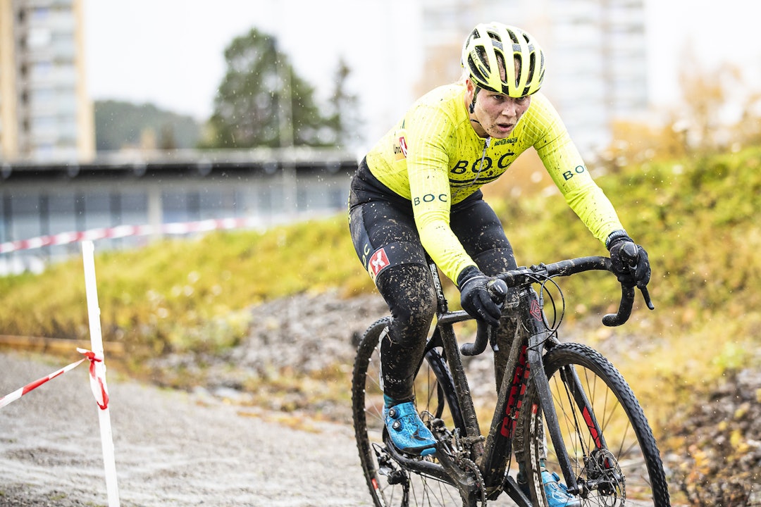 ALENE: Ann Iren Bjørnarå sliter seg gjennom gjørma mot andreplass i rittet. Foto: Pål Westgaard Bjerkekross 2019 ble en tung og våt affære Foto: Pål Westgaard