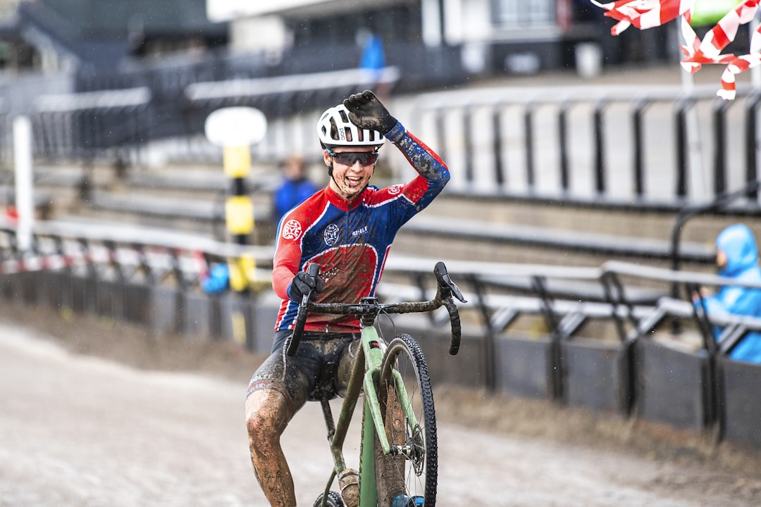 TID TIL WHEELIE: Jens Bergmann vant med luke nok til å risikere enn wheelie på vei over målstreken. Foto: Pål Westgaard Bjerkekross 2019 ble en tung og våt affære Foto: Pål Westgaard