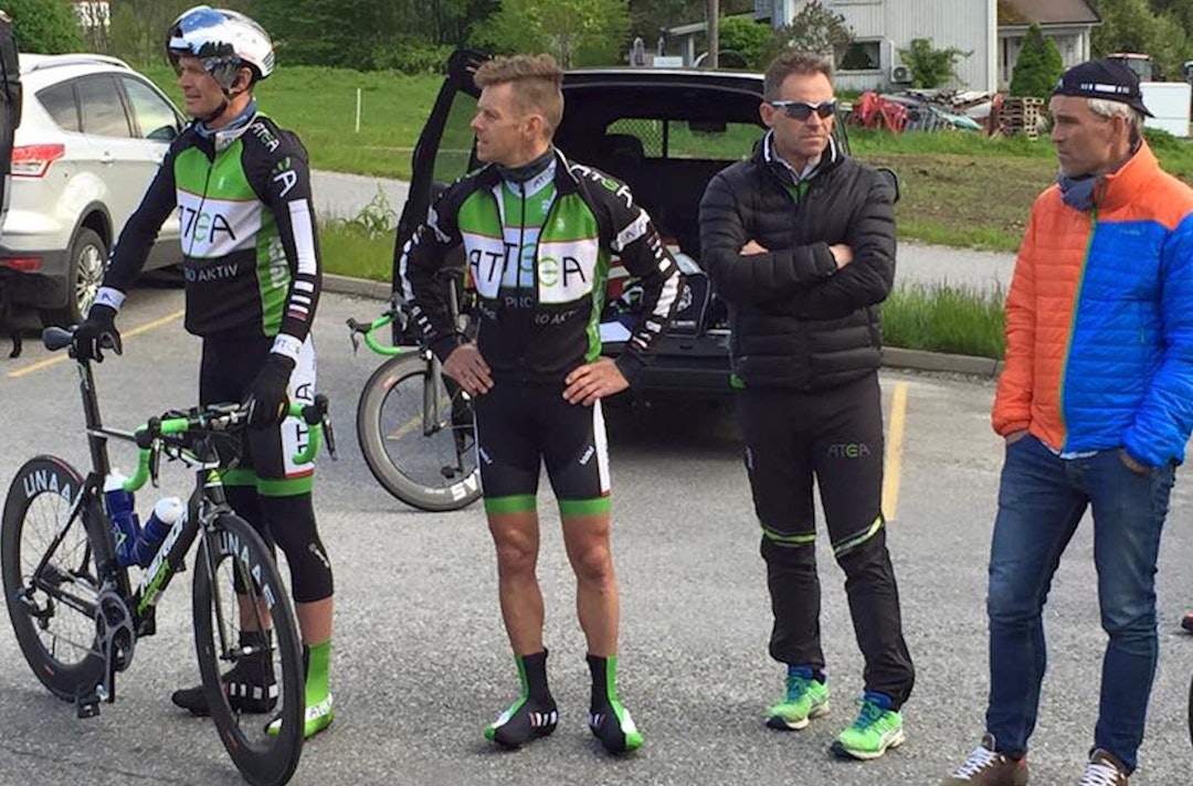 TUNG DAG: Atea-kaptein Jan Olav Beitmyren og Rune Morten Johansen prater med teamsjef Dag Fodstad og Tronn Skjerstad før start på Mjøsa Rundt. Foto: Atea Beitmyren - Rune Morten Johansen - Dag Fodstad - Tronn Skjerstad - Foto Atea