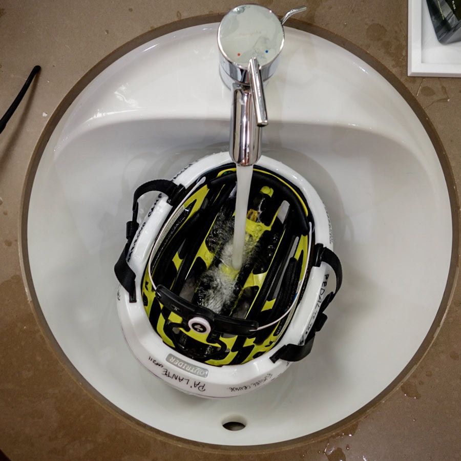 Kattevask #1: En hjelm full av salt og øvrig snerk får seg en velfortjent vask i vasken.