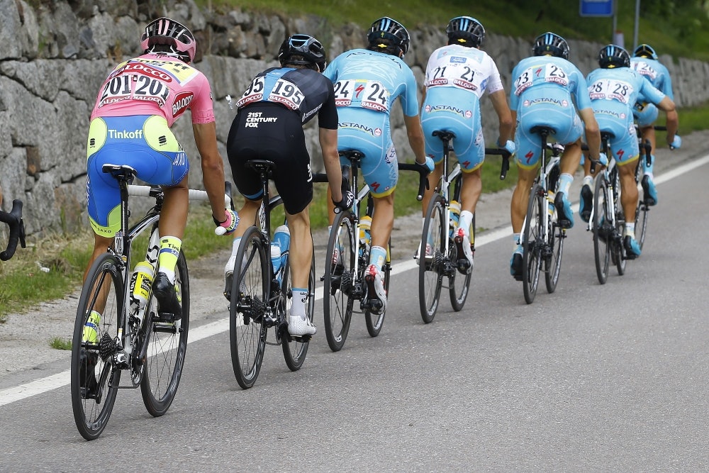 STERKE: Alberto Contador var til stadighet omringet av den lyseblå hæren. Foto: Cor Vos STERKE: Alberto Contador var til stadighet omringet av den lyseblå hæren. Foto: Cor Vos