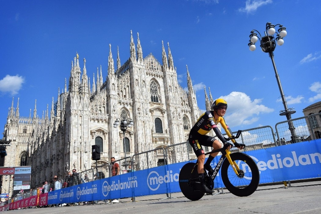 FERDIG: Tobias Foss krysset målstreken i skyggen av den mektige katedralen i Milano. Foto: Cor Vos tobias foss giro d'italia jumbo-visma(3)