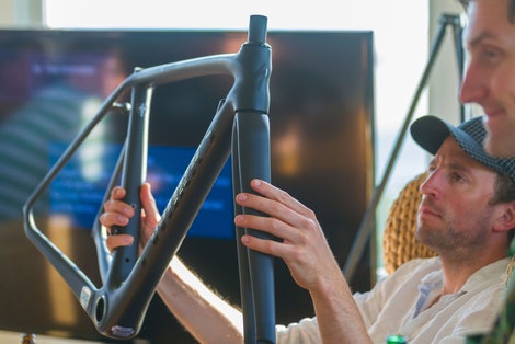 INSPEKSJON: Undertegnede titter nærmere på den nye rammen. Fot: Alex Chiu. INSPEKSJON: Undertegnede titter nærmere på den nye rammen. Fot: Alex Chiu.