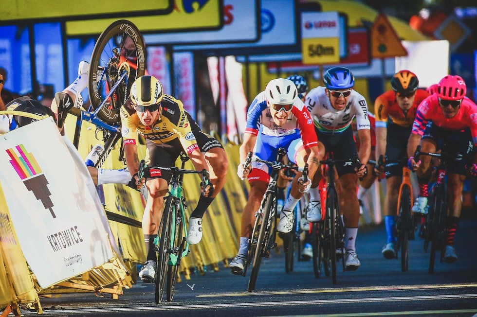 UBRUKELIG: Hva skal en med gjerder i spurten, om de er mer til skade enn nytte for rytterne? Foto: Cor Vos. fabio-jakobsen-polen-rundt-4