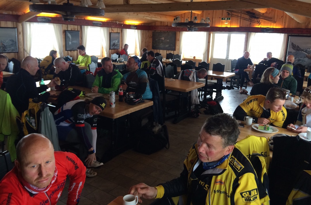 KAFFESTOPP med vafler på Bygdin var en kjærkommen anledning til å tine fingre og tær. Foto: Privat Pro Tour Valdres 2015 Flya 24- Foto OC Nymoen 1400x924