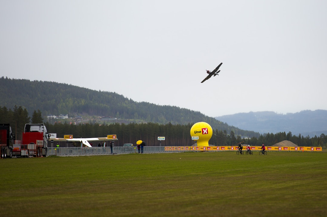 FLYSHOW: Arrangørene av finaleetappen kunne varte opp med et flyshow med halsbrekkende akrobatikk, mens tilskuerne ventet på at rytterne skulle komme seg ned Hallingdal. (foto: Snorre Veggan) tourofnorway-5211a