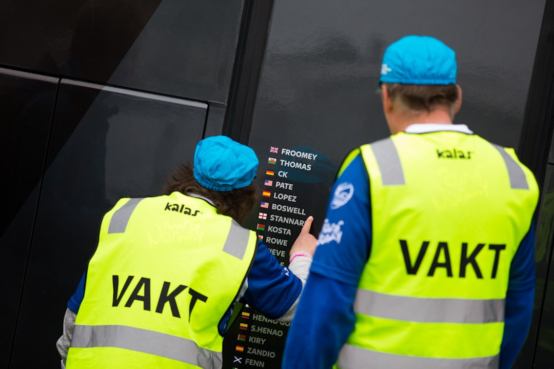LAGBUSS: Noen av vaktene lot flyshow være flyshow og studerte heller navnelista på Skybussen. (foto: Snorre Veggan) tourofnorway-5208a