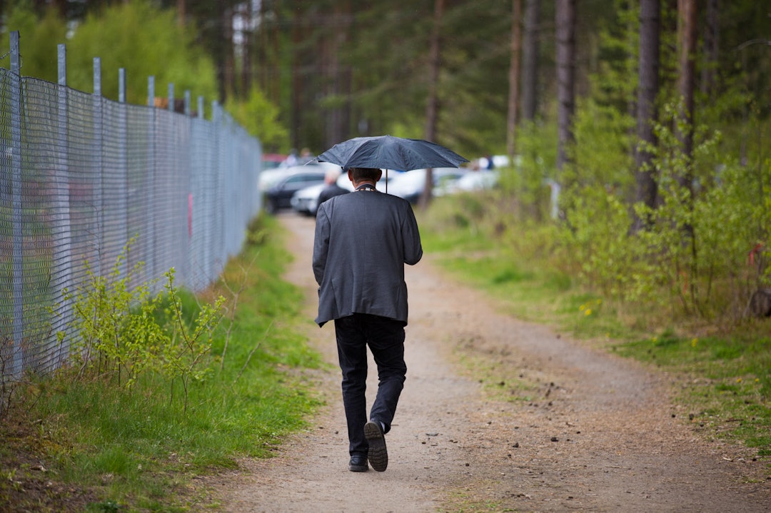 ORDFØRERVANDRING: Selv en ordfører må ta beina fatt fra parkeringen på vei mot flystripa. (foto: Snorre Veggan) tourofnorway-5206a