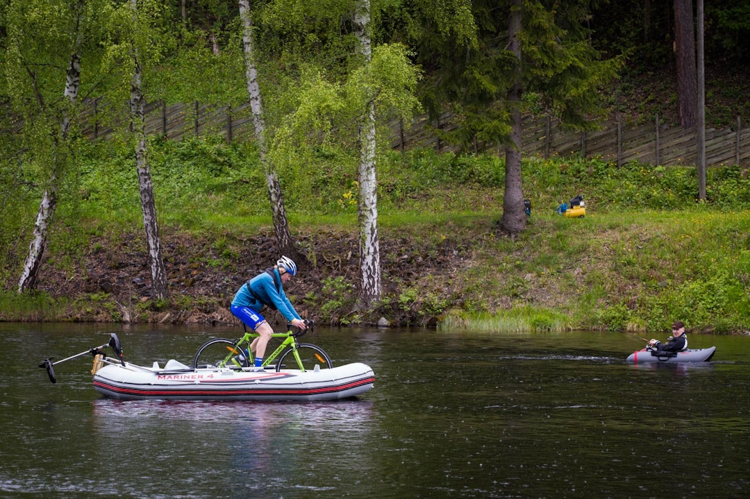 KJØLIG: Enkelte hadde det kaldere enn andre. Denne karen tråkket og tråkket i lang tid før rytterne kom forbi. Om karen i flytering fikk mer enn kalde bein er usikkert. (foto: Snorre Veggan) tourofnorway-5230a