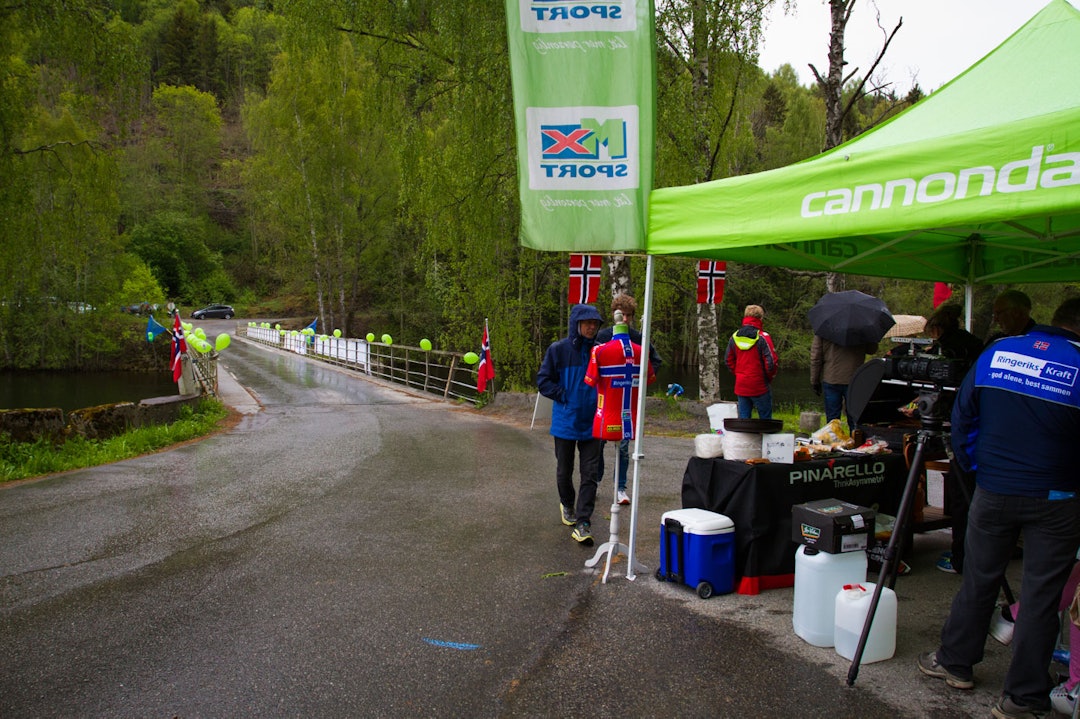 PØLSELIV: Langs løypa var det utallige med telt, griller og reklamestands. (foto: Snorre Veggan) tourofnorway-1861a