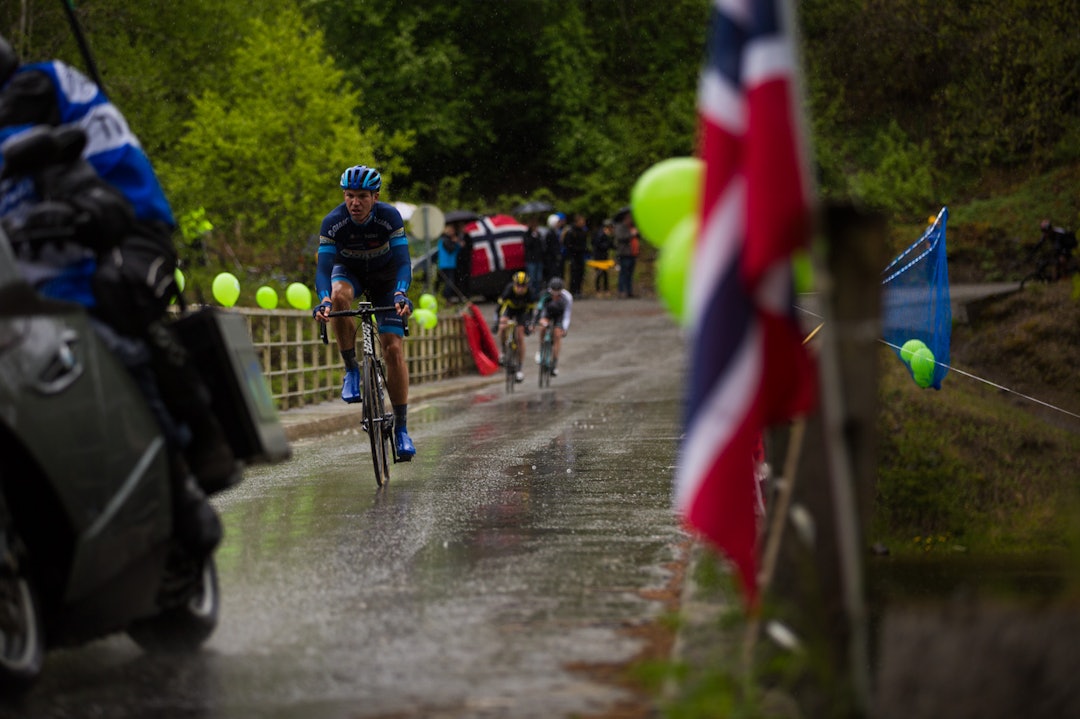 NESTEN ALENE: Kun kort tid etter dukket rytterne opp. (foto: Snorre Veggan) tourofnorway-5267a