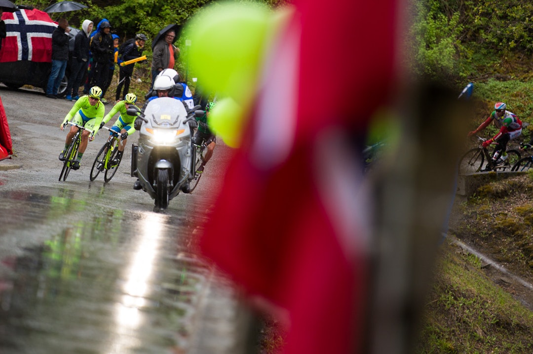 HOVEDFELT: Alexander Kristoff (t.h.) lå langt fremme i hovedfeltet. (foto: Snorre Veggan) tourofnorway-5284a