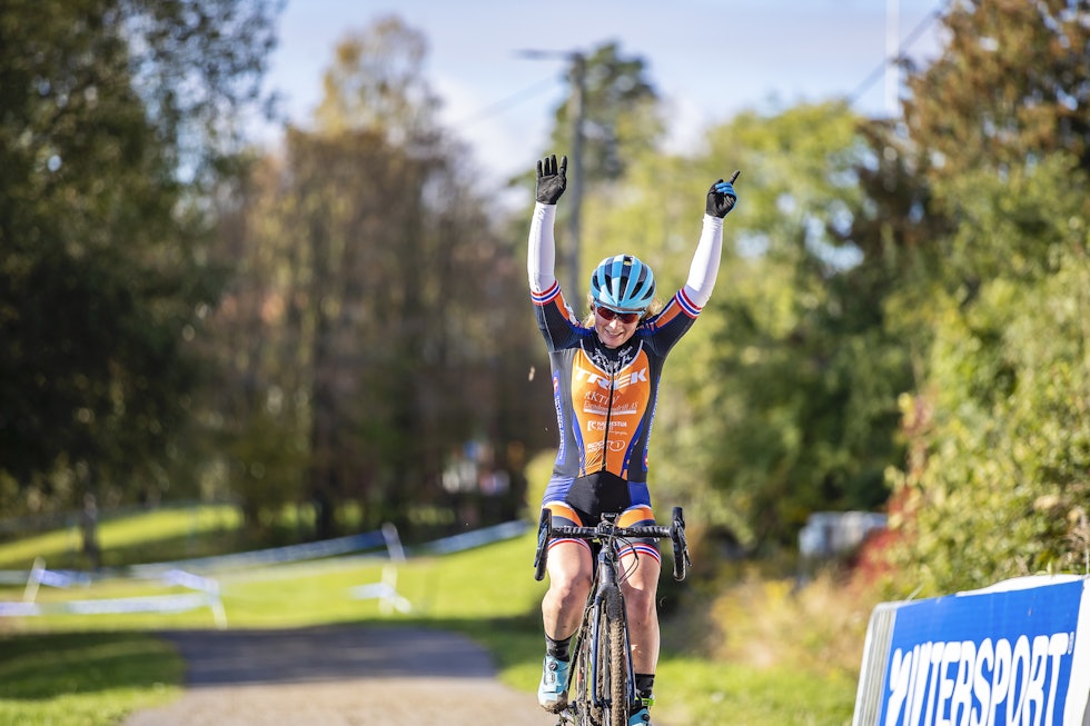 SEIER: Elisabeth Sveum vant Norgescupåpningen Føyka-kross i Asker med over halvminuttet til tross for punktering og hjulbytte. Foto: Pål Westgaard