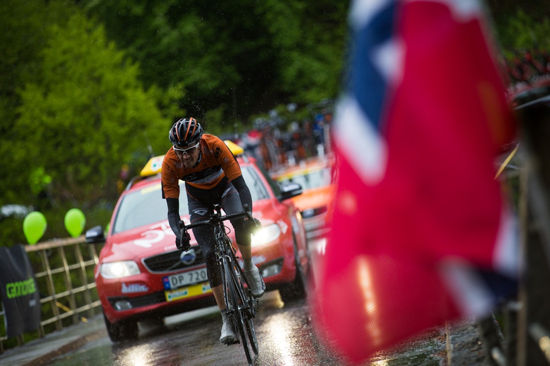 I BILKØEN: Enkelte måtte slippe hovedfeltet og havnet midt i bilkortesjen. (foto: Snorre Veggan) tourofnorway-5340a