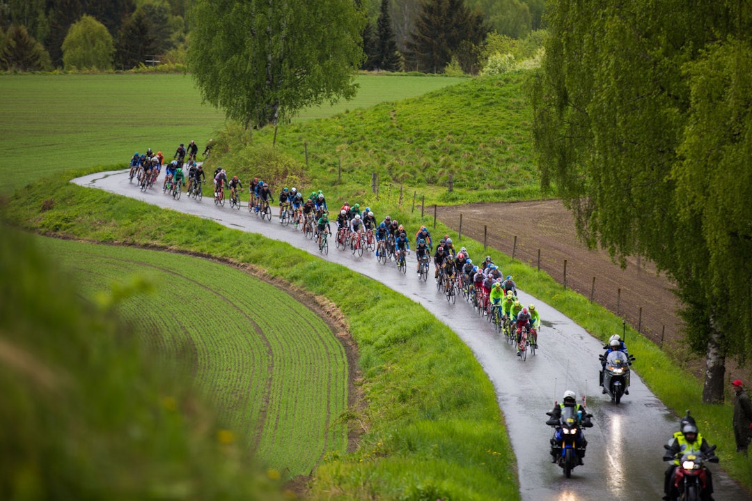 HOVEDFELT: Før hovedfeltet kom susende etter. (foto: Snorre Veggan) tourofnorway-5411a