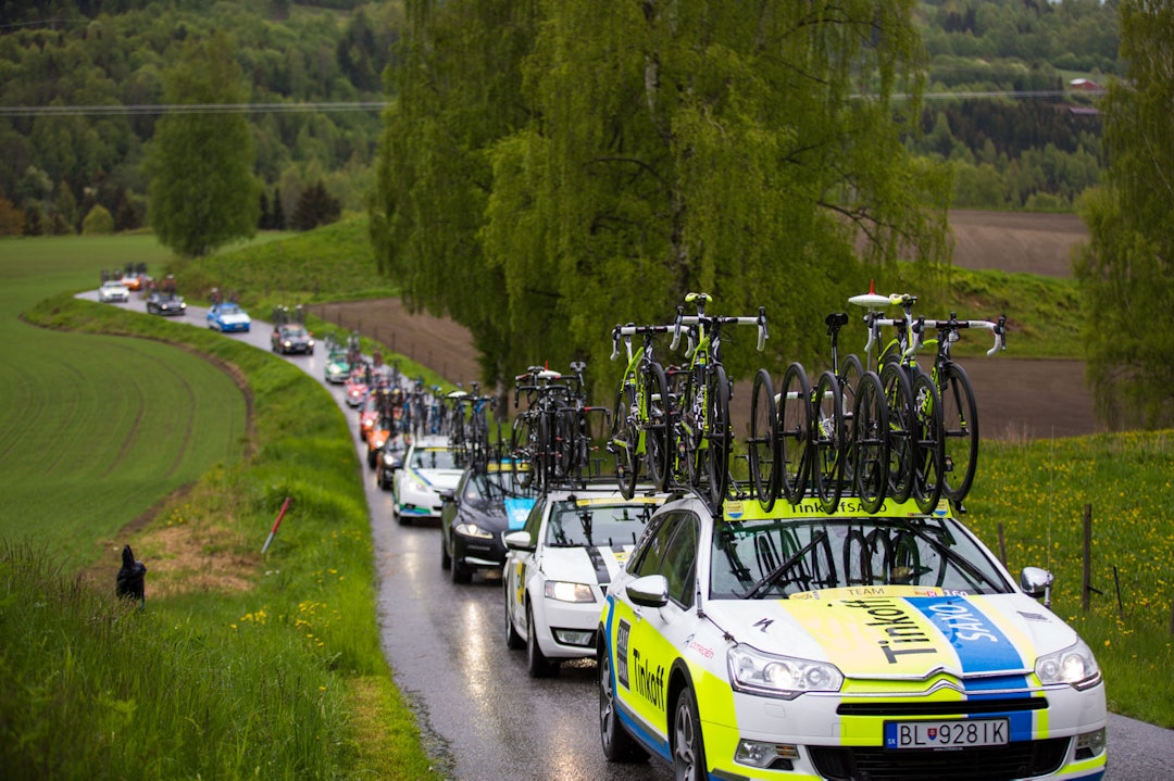 KOLONNE: Bak fulgte et stort antall følgebiler. (foto: Snorre Veggan) tourofnorway-5454a