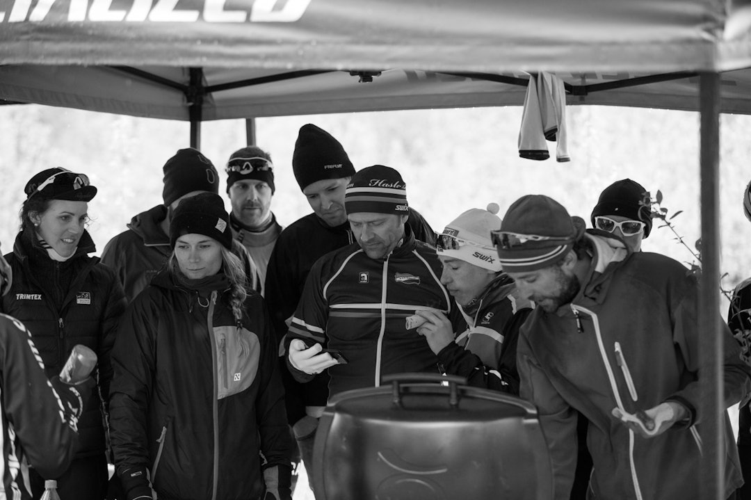 PØLSEFEST: På toppen av den siste klatringen hadde Landevei, Sørensen Sykler, Rapha og Velo City - Specialized Concept Store Oslo invitert leserne på pølsefest. (foto: Snorre Veggan) tourofnorway-5468a