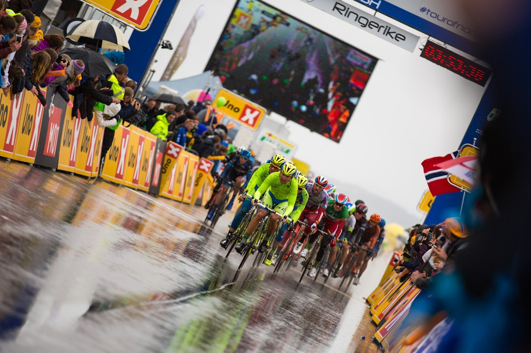 STOR FART: Bak jager hovedfeltet i stor fart. (foto: Snorre Veggan) tourofnorway-5492a