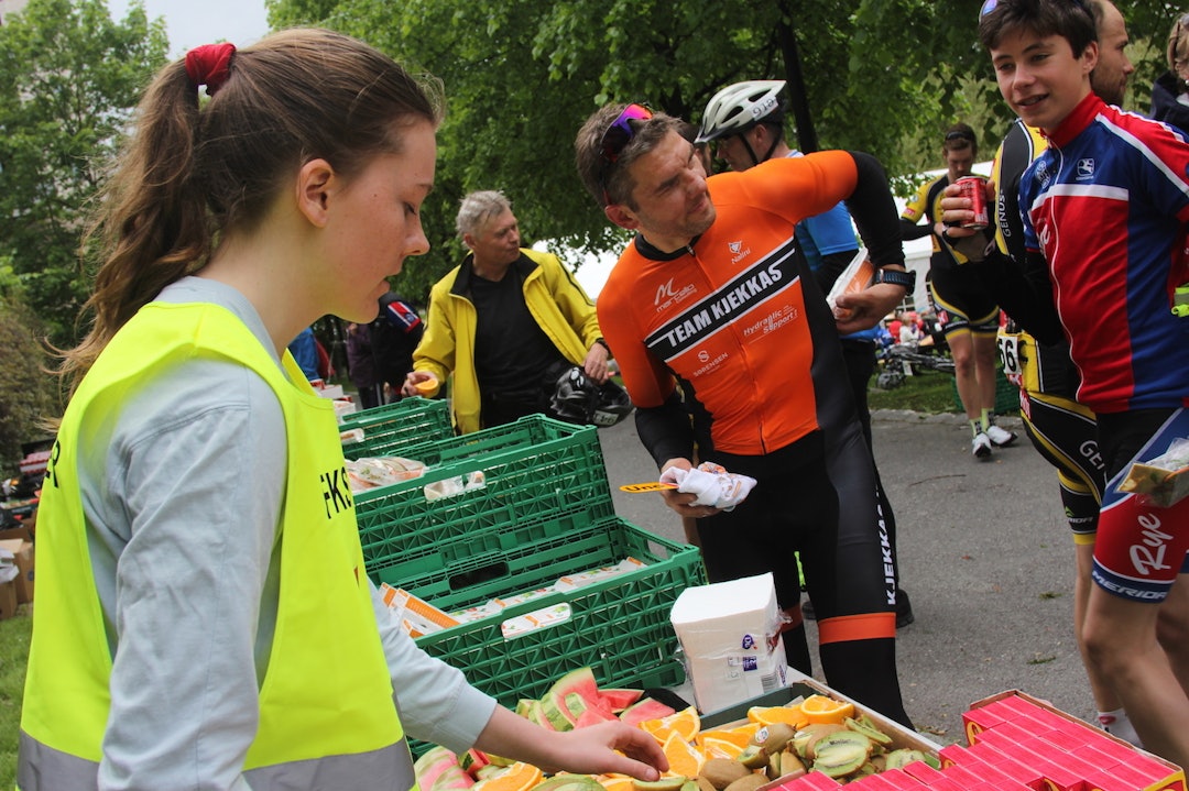 AFTERBIKE i parken etter rittet med mat og drikke gir god stemning. Foto: Ingeborg Scheve Food 2 1400x933