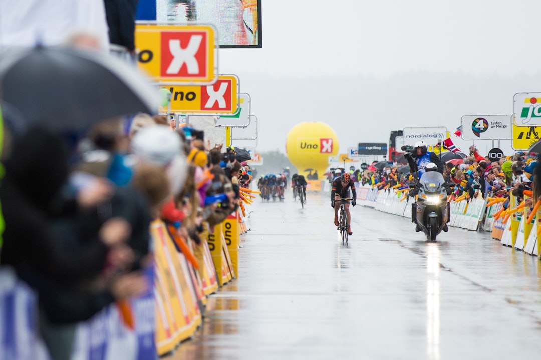 ENSAM I TET: Etter mer enn fire timers sykling var det en 23-år gammel sørlending som klarte å passere målstreken først. (foto: Snorre Veggan) tourofnorway-5528a