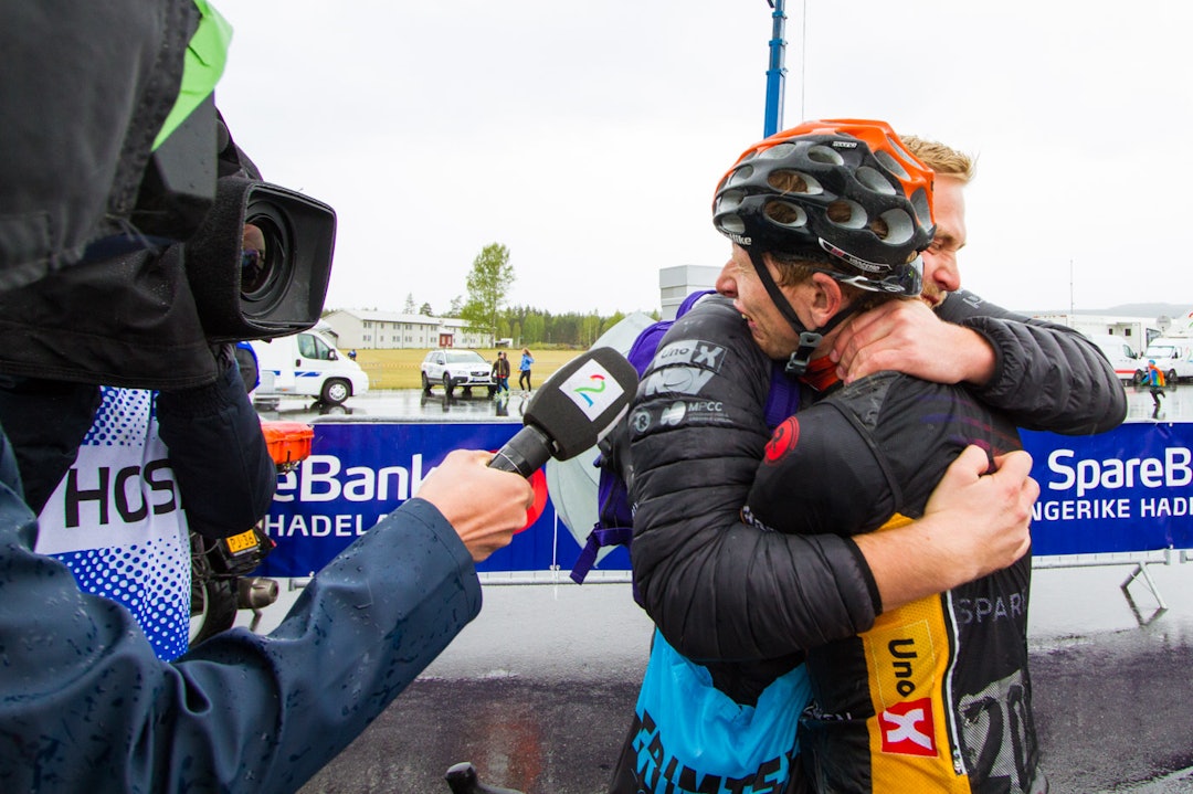 FØLELSER: Andreas Vangstad hadde nok ikke forventet å gå helt til topps. Her får han en solid bamseklem av altmuligmannen til Team Sparebanken Sør, Kristian Johansson. (foto: Snorre Veggan) tourofnorway-2050a