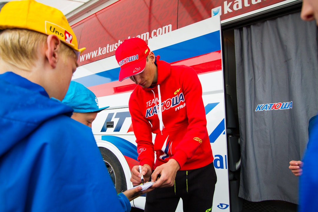 AUTOGRAFJEGERE: Etter rittet var det tid for autografskriving, her Sven Erik Bystrøm. (foto: Snorre Veggan) tourofnorway-2093a