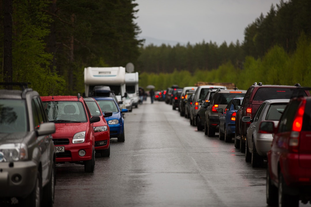 KØ: Før en nesten endeløs kø ventet på vei hjem, for de som ikke valgte sykkelen tilbake. (foto: Snorre Veggan) tourofnorway-5557a