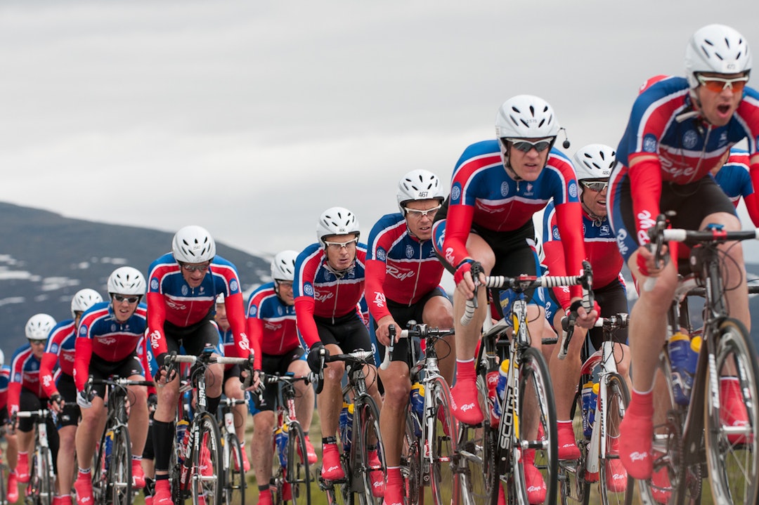 UTRYGT: Både arrangøren og deltakerne ønsker ledebil i front for rekordpuljene, der rytterne ligger i over 40km/t i snitt, ofte raskere. Foto: Glenn Arvesen Rye XP 2012 Glenn Arvesen 1400x933