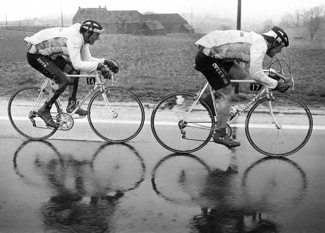 Grisevær: Kombinasjonen pølsehjelm og sykkelcaps, her demonstrert av Roger de Vlaeminck (t.h) og Hans Langerijs, under Omloop het Volk 1981. Foto: Cor Vos.