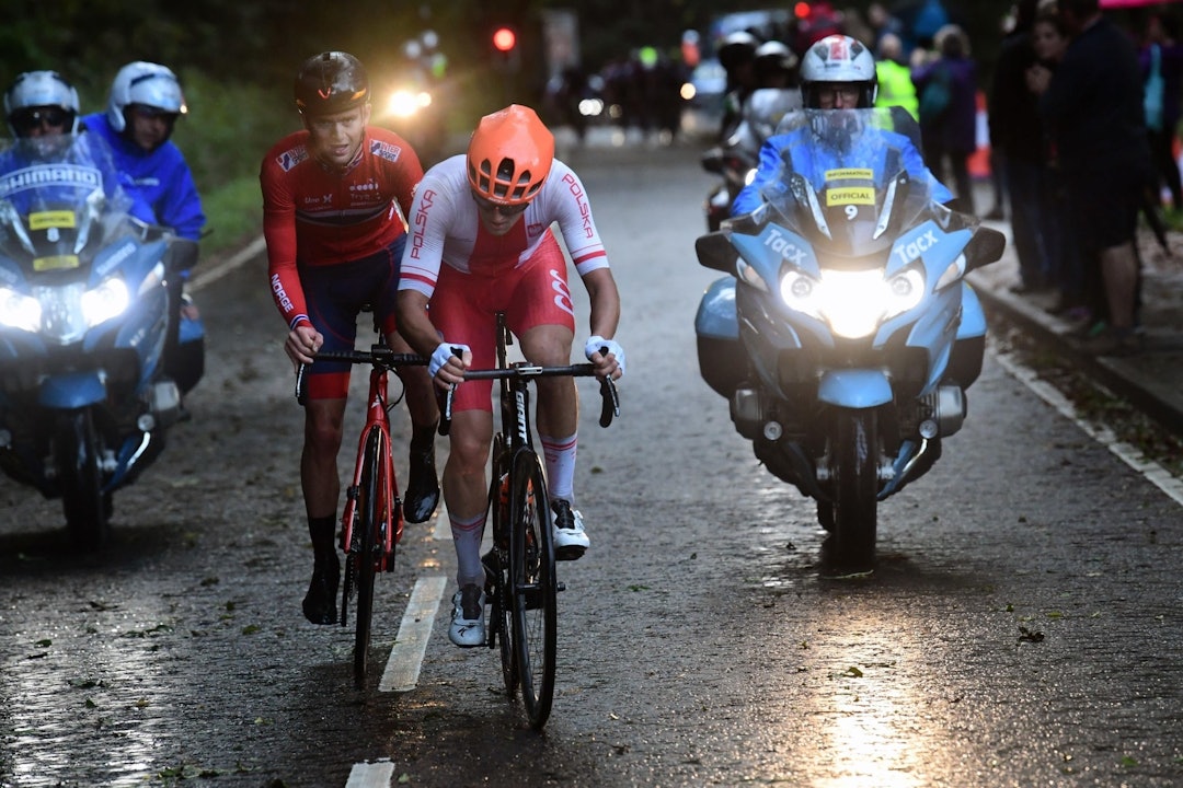 BRUDD: Idar Andersen og Szymon Sajnok fra Polen i brudd like før mål på U23-fellesstarten i VM i Yorkshire fredag. Foto: Cor Vos