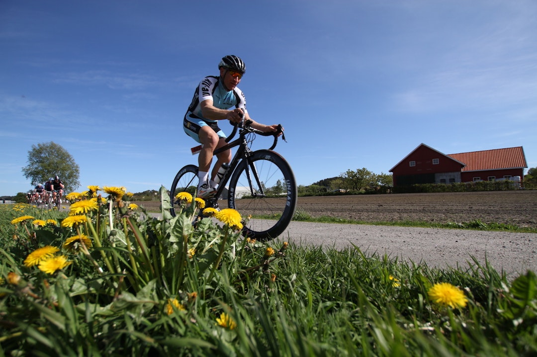 GRUSEN gjør at taktikk og posisjonering blir viktig, og gjør rittet desto hardere. Foto: Arrangøren Søgne GP 2015 gravel
