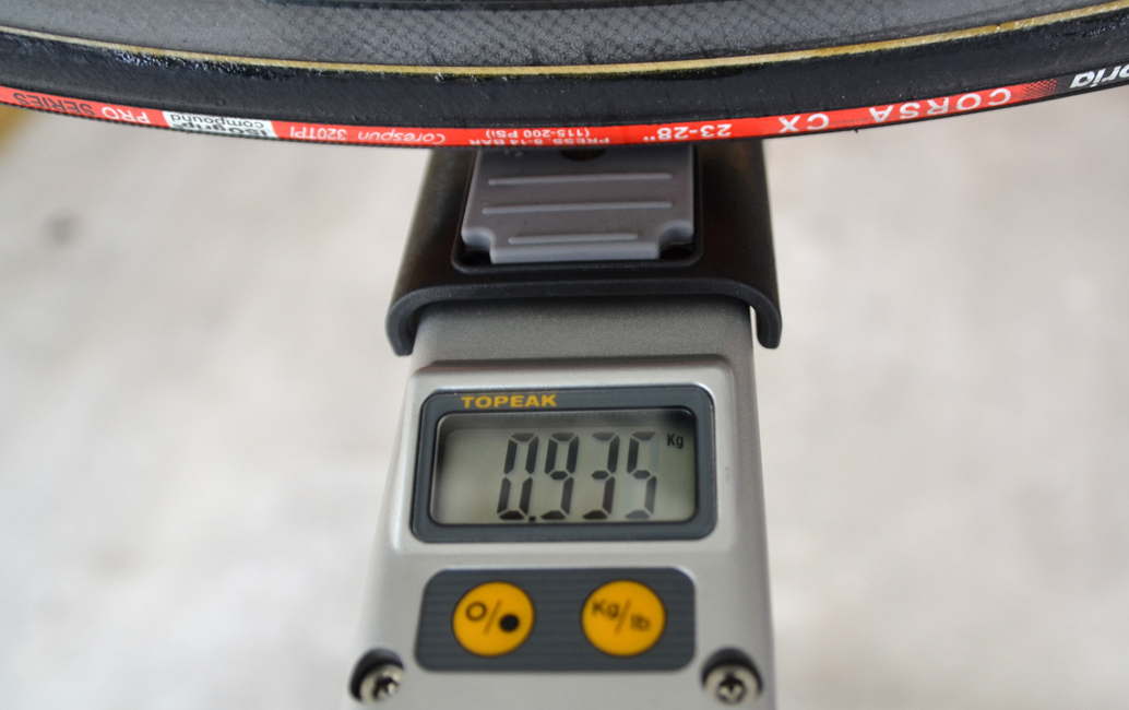 LETT: Zipp 303 forhjul målt til 935 gram inkludert dekk og hurtigkobling.
