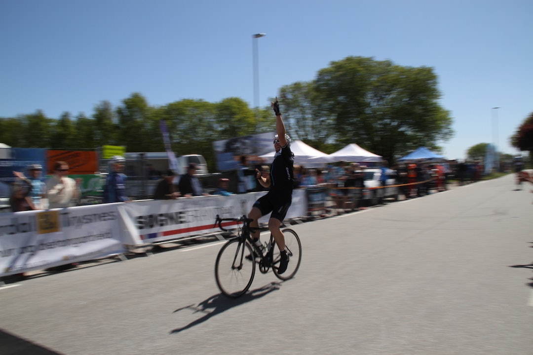 Edvard Dean gikk først i mål for Aamodt Bygg i bedriftsklassen Søgne GP 2015 - Per Eskeland