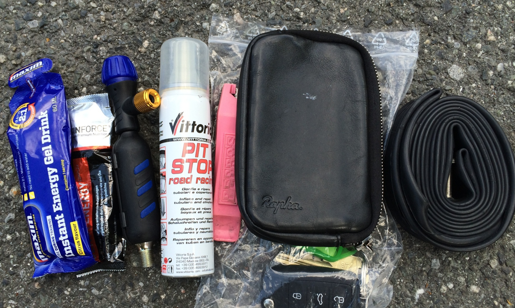 LOMMEMAT: I lommene på ryggen bar jeg et par gels, Vittoria Pit stop, CO2-patron, dekkspake, reserveslange, bilnøkler, mobil og taske.