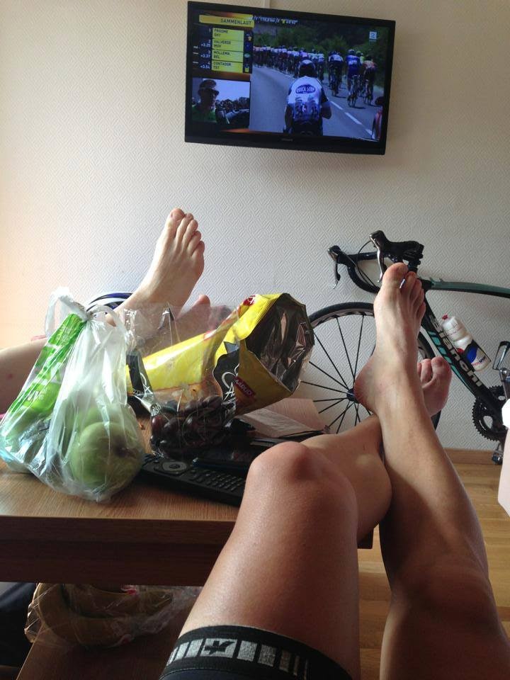 RESTITUSJON OG PRESTASJON: Påfyll mellom slagene under Tour de Hallingdal 2014. Foto: Privat Sondre Bolstad Tour de Hallingdal 2014 - Privat