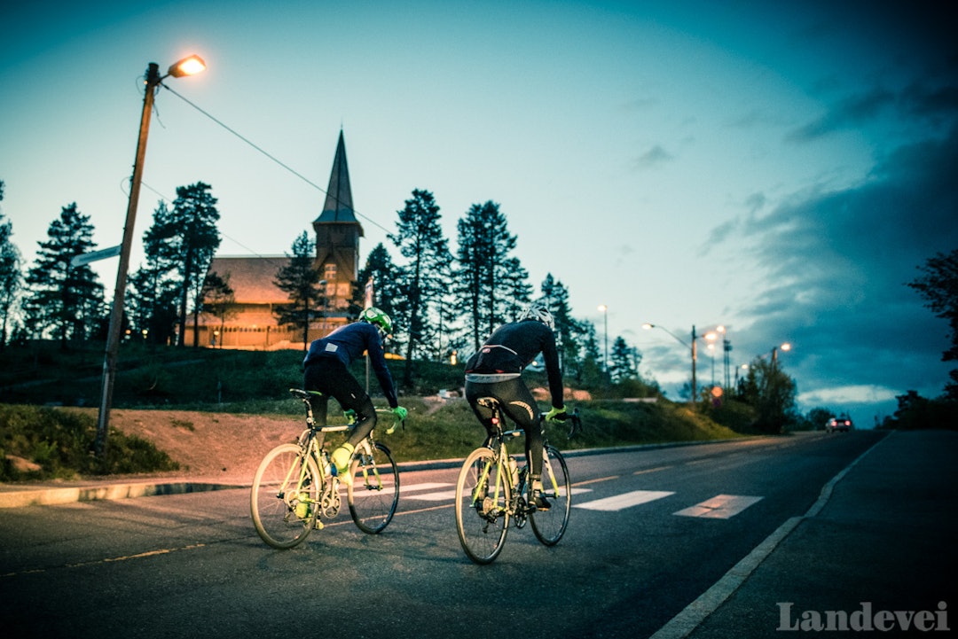 KIRKETID: Alexander Thorsø og Erik Nordlie passerer Holmenkollen kapell i skumringen. KIRKETID: Alexander Thorsø og Erik Nordlie passerer Holmenkollen kapell i skumringen.