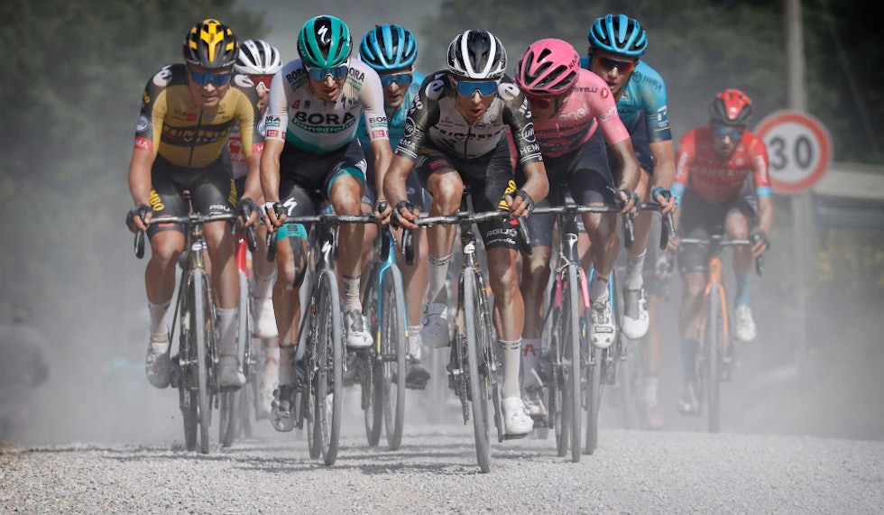 FIKK MYE HJELP: Foss er kaptein i Jumbo-Visma og fikk god hjelp fra blant andre George Bennett, som her tauer feltet i avslutningen. Foto: Cor Vos tobias foss jumbo-visma giro d'italia 3