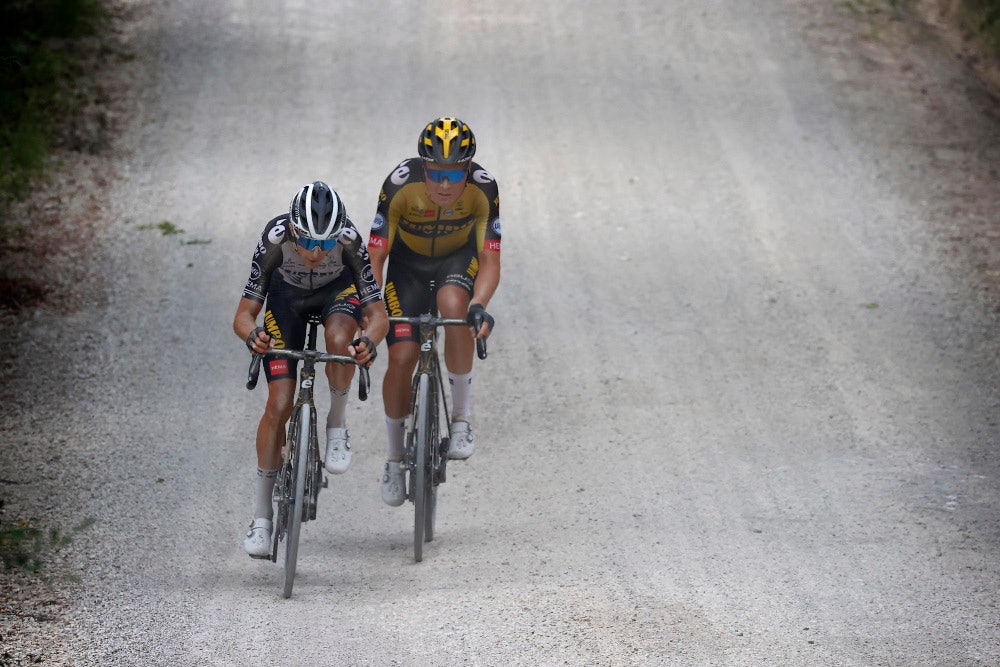 PRØVDE SEG: George Bennett og Tobias Foss grep mulighetene og forsøkte å gå av gårde alene. Foto: Cor Vos tobias foss george bennett giro d'italia jumbo-visma