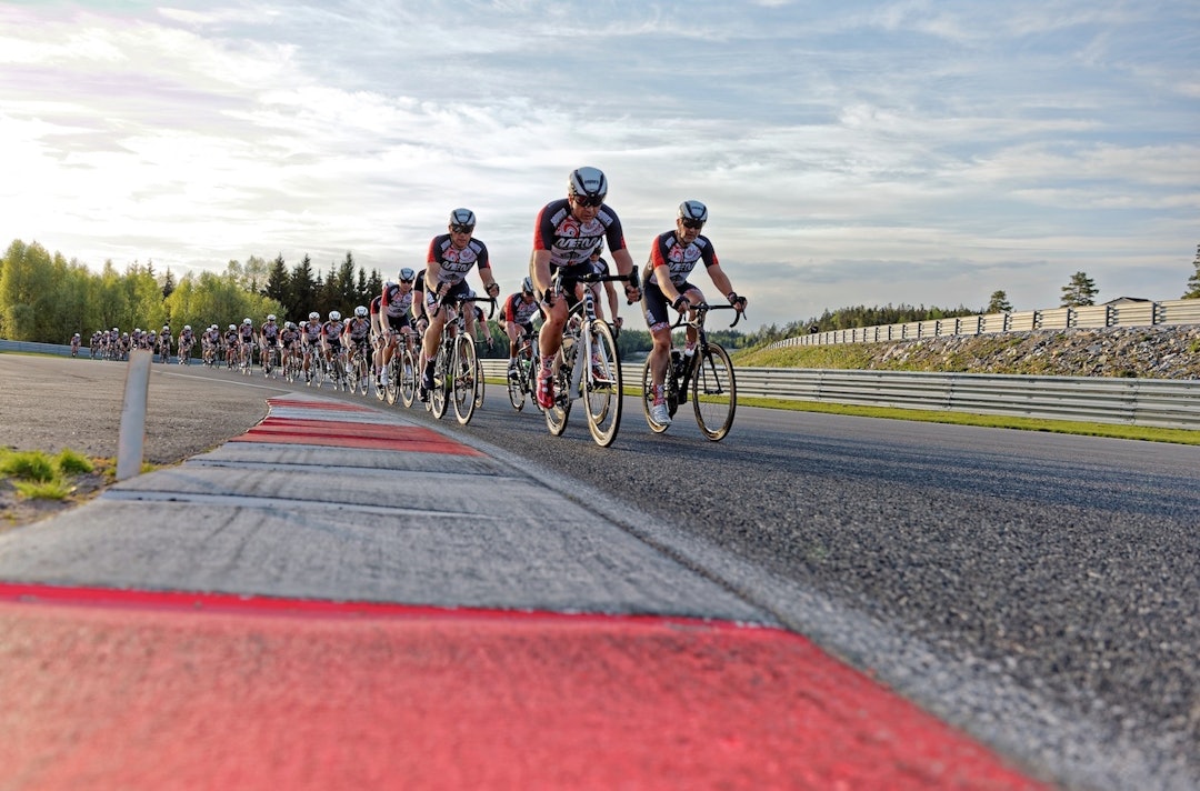 VELPOLERT: MEM Sykkelstasjonen kjørte tirsdagens rulletrening på motorsportbanen på Rudskogen, men er ikke sikker på om anlegget er det best egnede til å terpe rulleteknikk. Foto: Ola Morken MEM 1 Rudskogen May 10-16 Ola Morken 1400x924