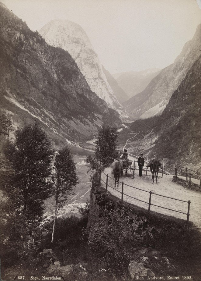ESELTRÅKK: Det som en gang var en sti ble til hestetråkk, og siden til vei. Foto: Statens vegvesens fotoarkiv. stalheimskleivi
