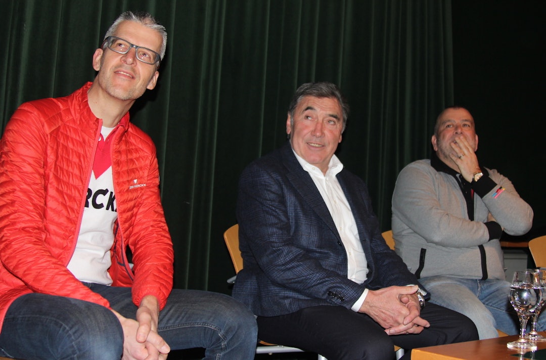 Eddy Merckx (midten) sammen med sjefsingeniør Rolf Singenberger (til venstre) og administrerende direktør Rob Beset under pressetreffet i Belgia i april. Foto: Ingeborg Scheve Eddy panel w Rolf Singenberger and Rob Beset 1400x924