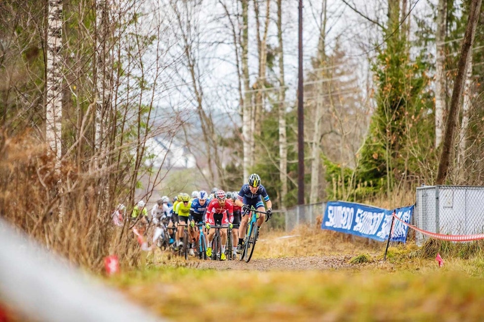 Elitefelt: Herrenes elitefelt består gjerne av en miks av landevei-og terrengsyklister. Morten Vaeng i rødt er det nærmeste Norge kommer en krosspesialist. Foto: Pål Westgaard. Elitefelt: Herrenes elitefelt består gjerne av en miks av landevei-og terrengsyklister. Morten Vaeng i rødt er det nærmeste Norge kommer en krosspesialist. Foto: Pål Westgaard.