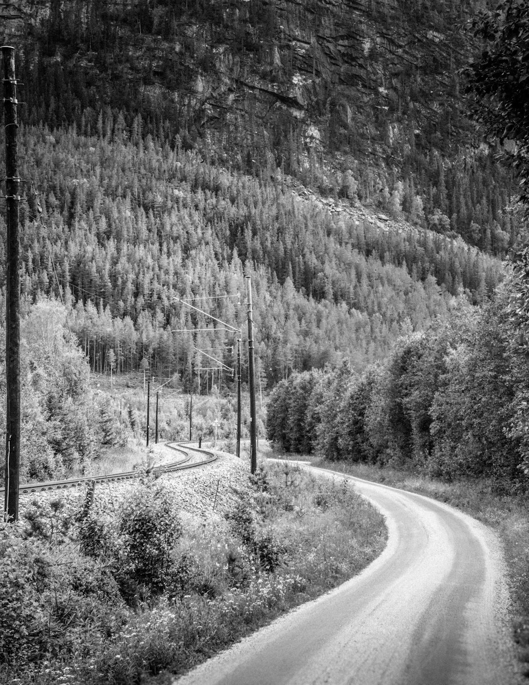 LANG KLATRING: Nic Eilertsen på vei opp fra Leveld mot toppen av Fanitullvegen. Klatringen går i flere bratte kneiker, men er overkommelig for de aller fleste.