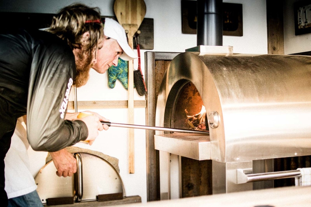 I OVERKANT?: Vedfyrt pizza var en nødvendighet i dag,  men kanskje ikke hver gang. Bård kontrollmåler diameter og vedfukt. I OVERKANT?: Vedfyrt pizza var en nødvendighet i dag,  men kanskje ikke hver gang. Bård kontrollmåler diameter og vedfukt.