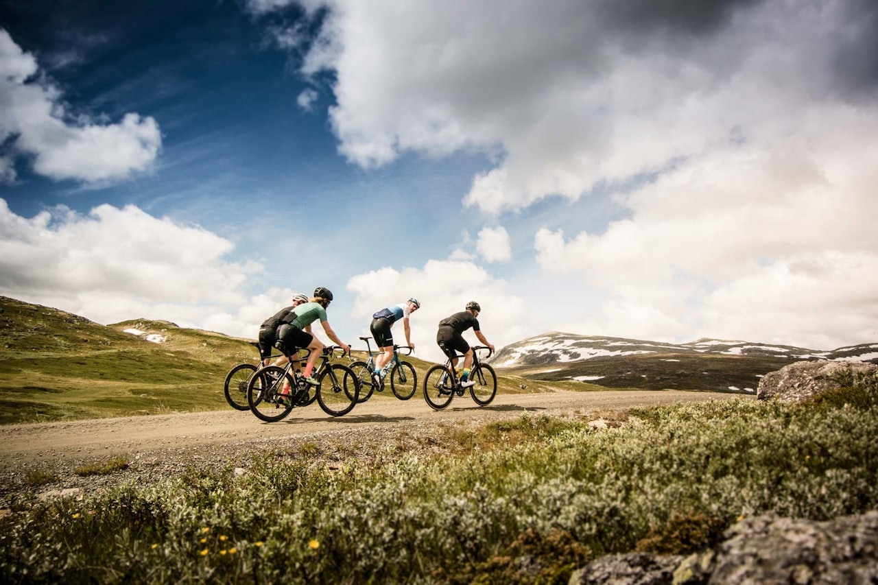 TIL VALHALL! Eller bare til fjells. En gjeng på tur over Fanitullvegen, fandens veg. Foto: Henrik Alpers. TIL VALHALL! Eller bare til fjells. En gjeng på tur over Fanitullvegen, fandens veg. Foto: Henrik Alpers.