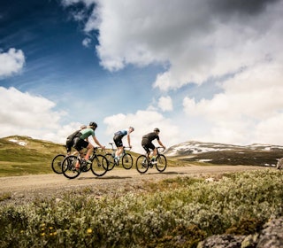 TIL VALHALL! Eller bare til fjells. En gjeng på tur over Fanitullvegen, fandens veg. Foto: Henrik Alpers. TIL VALHALL! Eller bare til fjells. En gjeng på tur over Fanitullvegen, fandens veg. Foto: Henrik Alpers.