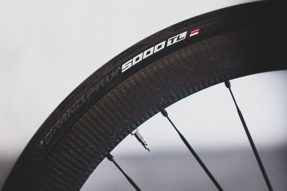KLASSIKER: Continental GP 5000 - folkefavoritt og en favoritt blant proffene. Emilie kjører 28mm brede dekk på ritt og trening. Emilie-moberg-sykkel-9