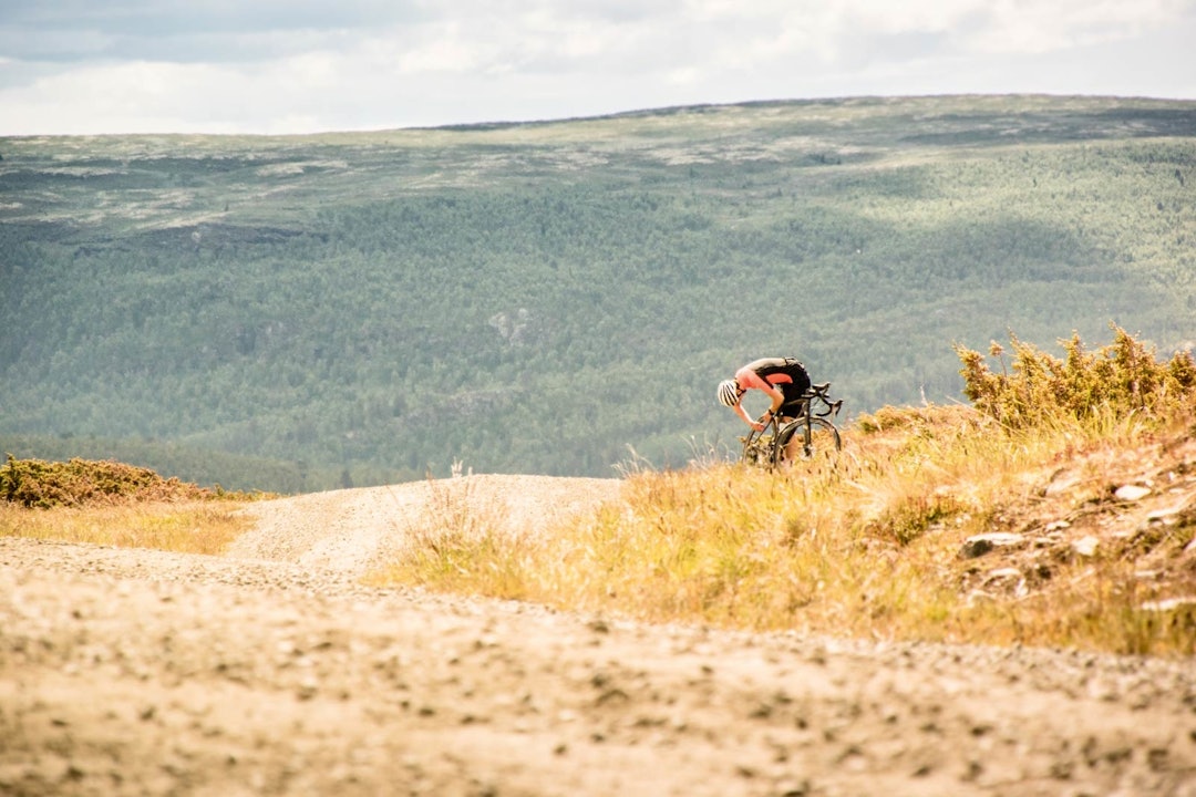 SLOW FIX: Knut Arne punkterer og alle er enige om at det er fint med en pause på fjellet. SLOW FIX: Knut Arne punkterer og alle er enige om at det er fint med en pause på fjellet.