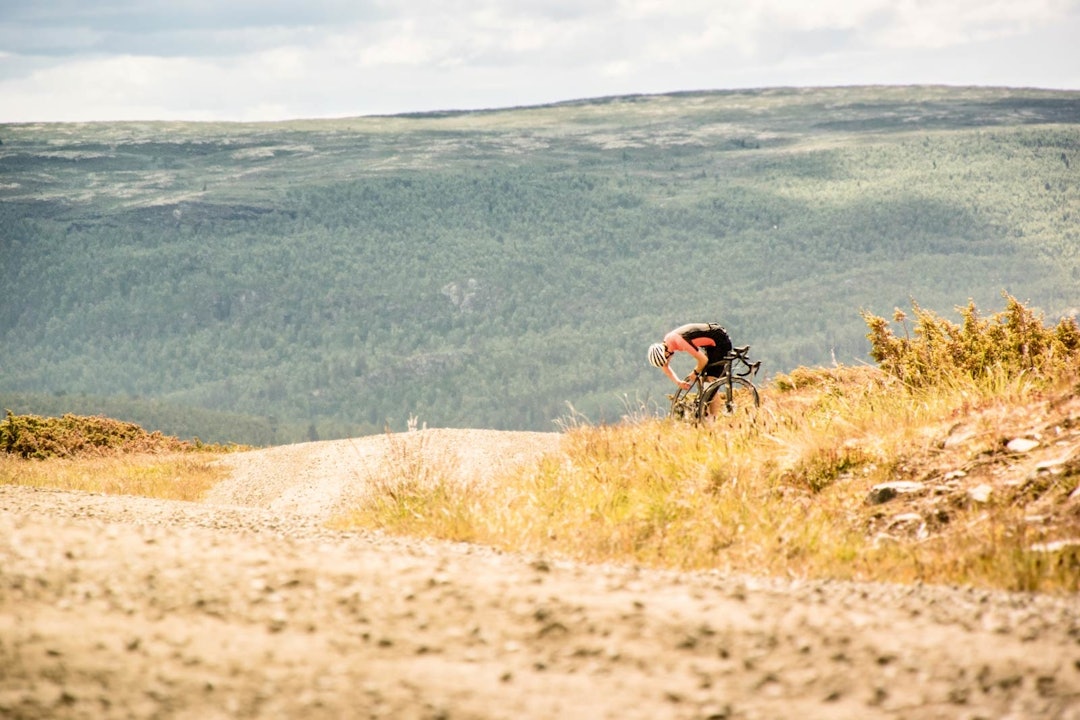 SLOW FIX: Knut Arne punkterer og alle er enige om at det er fint med en pause på fjellet.